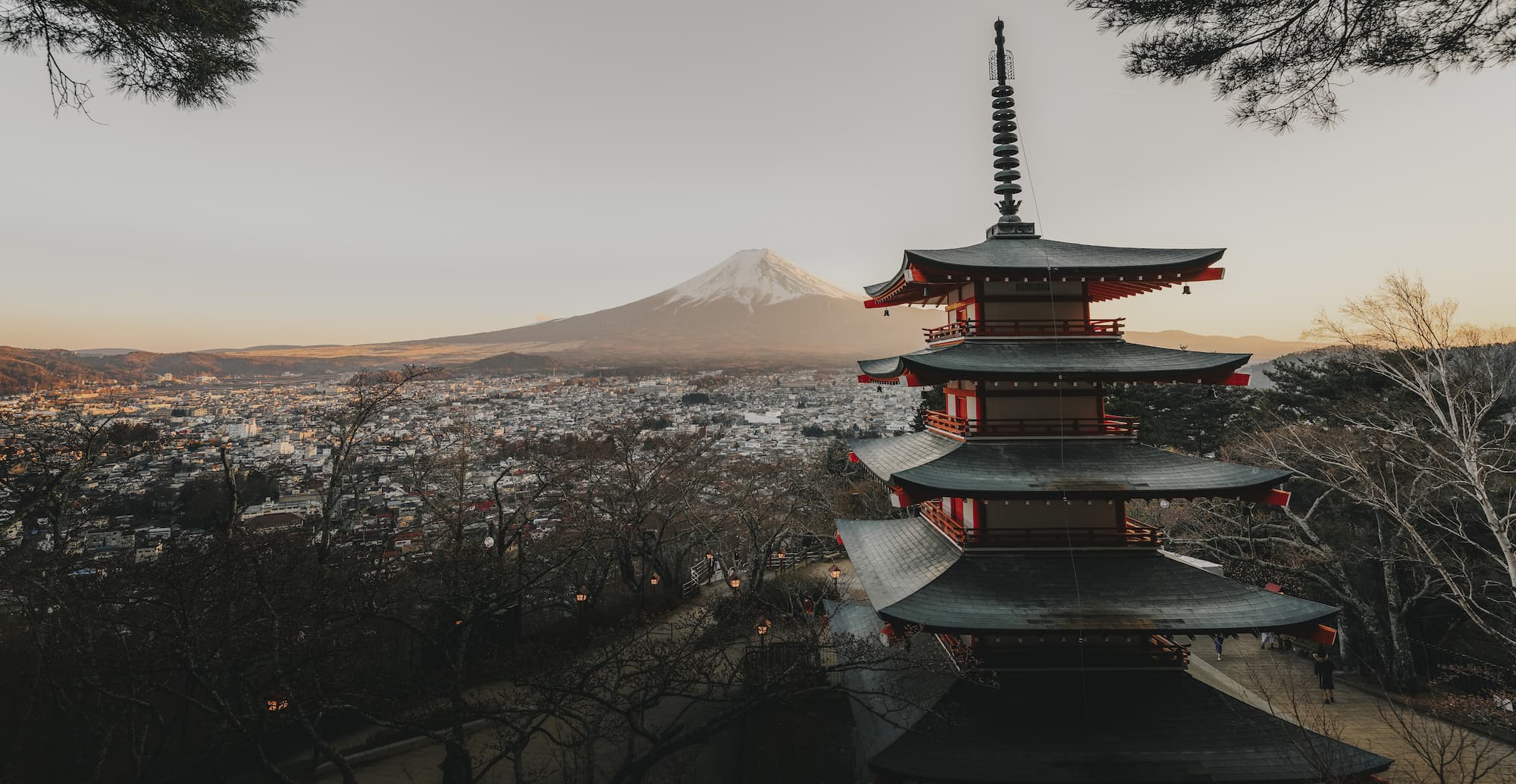 忠霊塔と富士山